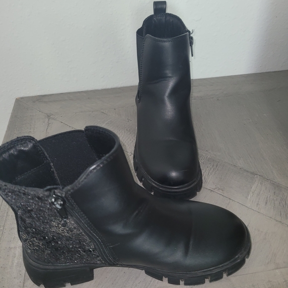 Elegant Black Ankle Booties - Picture 2 of 7